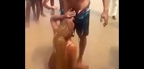  Fuck at the beach while people are watching